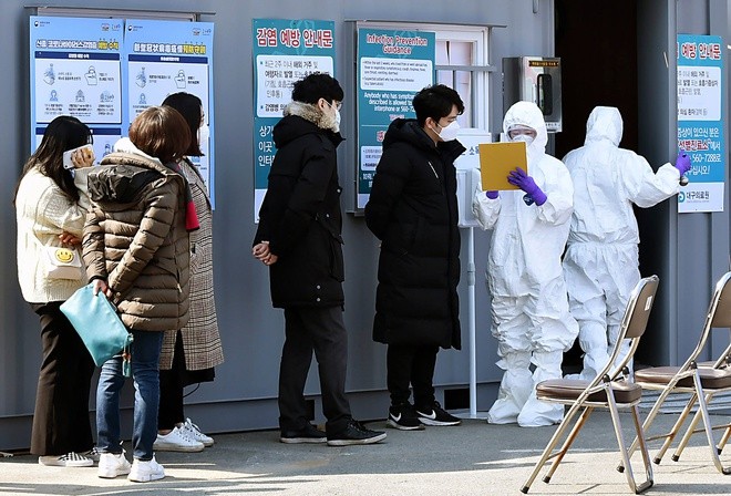 Nhiều người tự nguyện đi xét nghiệm COVID-19 ở Hàn Quốc. Ảnh: AP
