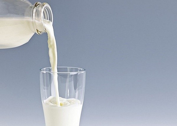 <center><em>Chỉ nên uống 150 - 200ml sữa mỗi ngày</em></center>