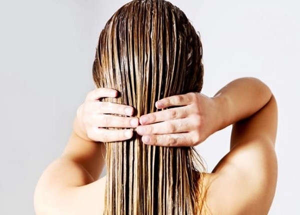<center><em>Để tóc ướt đi ngủ có ảnh hưởng gì với sức khỏe?</em></center>